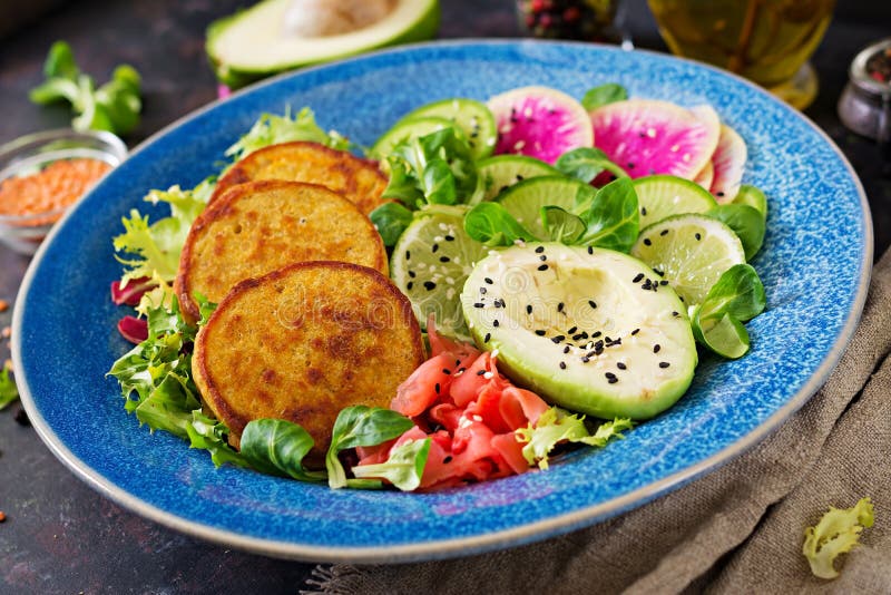 Buddha-Schüsselabendessen-Lebensmitteltabelle des strengen Vegetariers Gesunde Mittagessenschüssel des strengen Vegetariers Stück lizenzfreies stockbild Buddha-Schüsselabendessen-Lebensmitteltabelle des strengen Vegetariers Gesunde Mittagessenschüssel des strengen Vegetariers Stück lizenzfreies stockbild