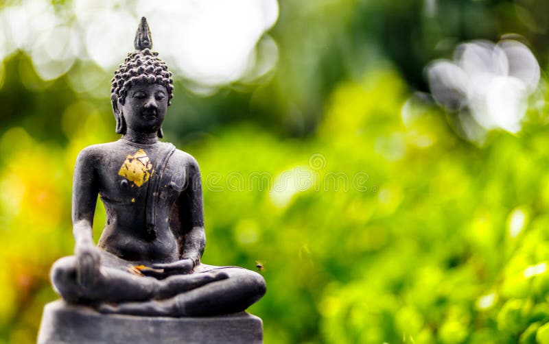 Buddha-Statue auf bokeh Grün stockbild Buddha-Statue auf bokeh Grün stockbild
