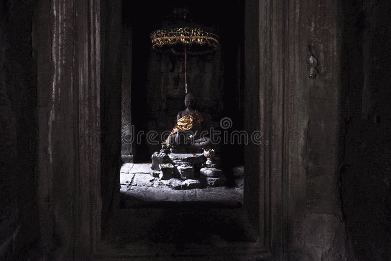 Buddha-Statue eingewickelt im Gold, noch ruhig vom Morgenlicht Durchlauf durch das Fenster von Bayon-Tempel in Angkor Thom stockbild Buddha-Statue eingewickelt im Gold, noch ruhig vom Morgenlicht Durchlauf durch das Fenster von Bayon-Tempel in Angkor Thom stockbild