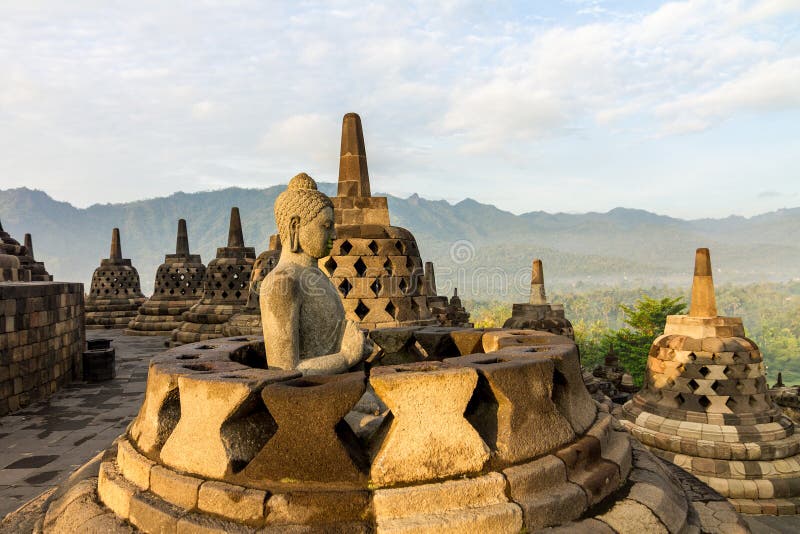 Buddha-Statue innerhalb des stupa des Borobudur Tempels lizenzfreies stockfoto Buddha-Statue innerhalb des stupa des Borobudur Tempels lizenzfreies stockfoto
