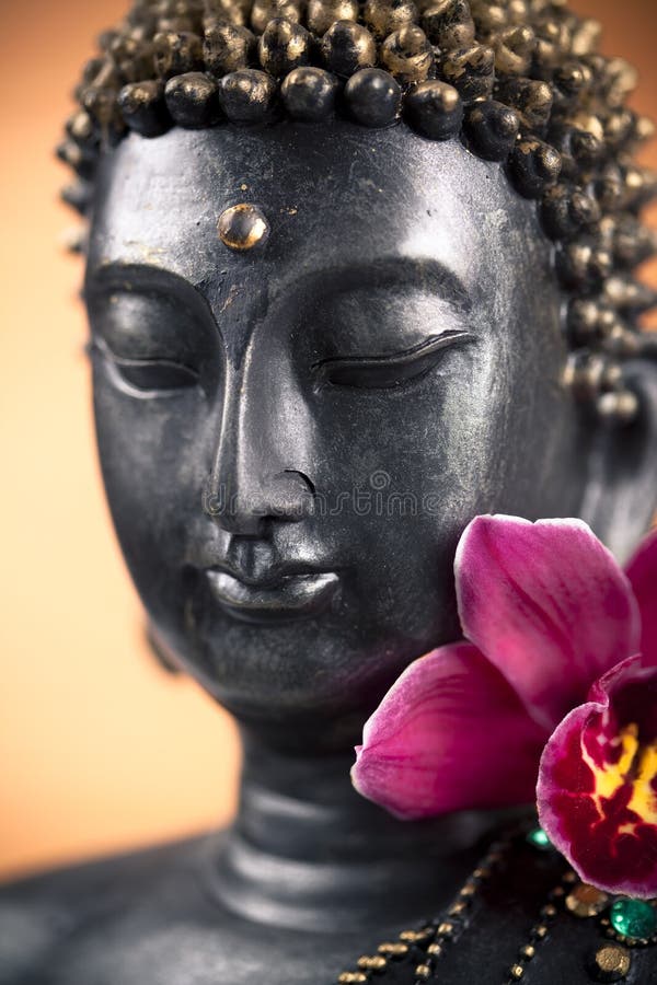 Buddha-Statue und Blume stockfotografie Buddha-Statue und Blume stockfotografie