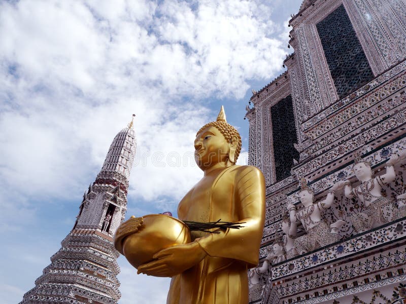 Buddha-Statue in Wat Arun Rajwararam, Bangkok lizenzfreie stockfotografie Buddha-Statue in Wat Arun Rajwararam, Bangkok lizenzfreie stockfotografie