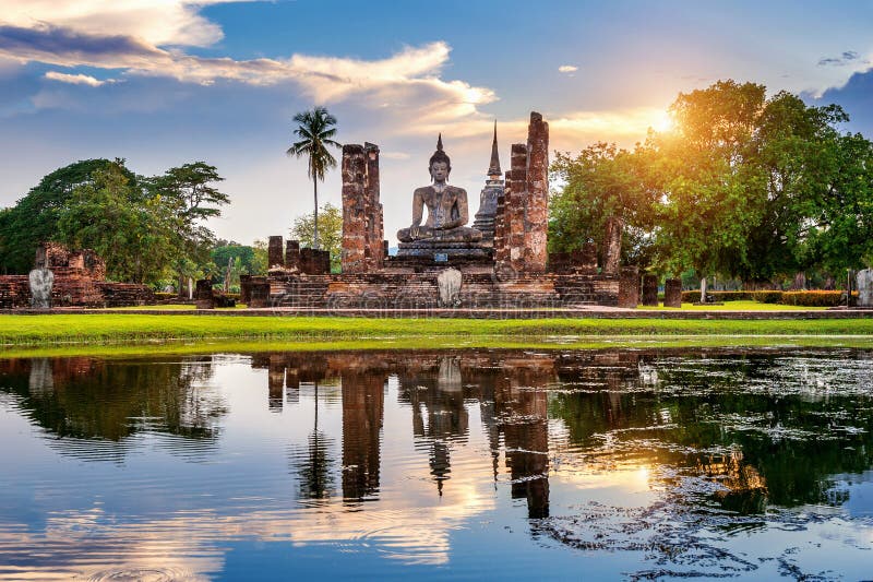 Buddha statue and Wat Mahathat Temple