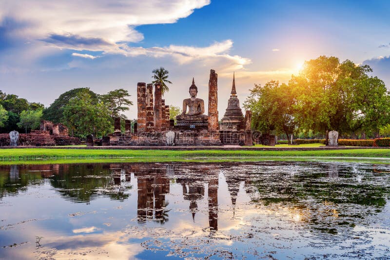 Buddha statue and Wat Mahathat Temple