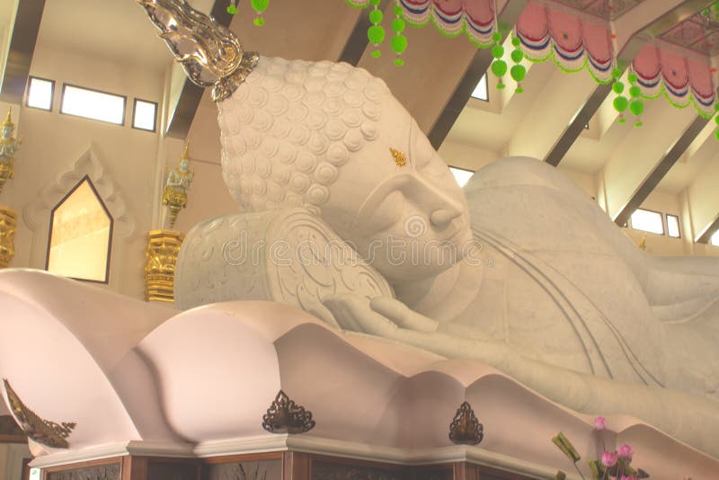 Buddha-Statuen gemacht vom Stein und von einer Hälfte stockfotografie Buddha-Statuen gemacht vom Stein und von einer Hälfte stockfotografie
