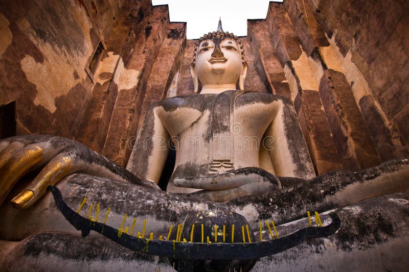 Buddha staue in the temple ruins of sukhothai