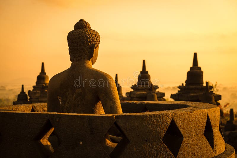 Buddha in tempio di Borobudur ad alba. L'Indonesia. fotografie stock Buddha in tempio di Borobudur ad alba. L'Indonesia. fotografie stock