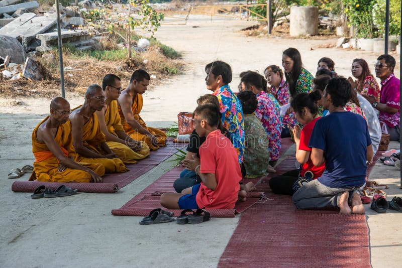 Buddha-Zeremonie für Songkran-Tag oder thailändisches neues Jahr-Festival am 13. April 2016 in Samutprakarn Thail lizenzfreies stockfoto Buddha-Zeremonie für Songkran-Tag oder thailändisches neues Jahr-Festival am 13. April 2016 in Samutprakarn Thail lizenzfreies stockfoto