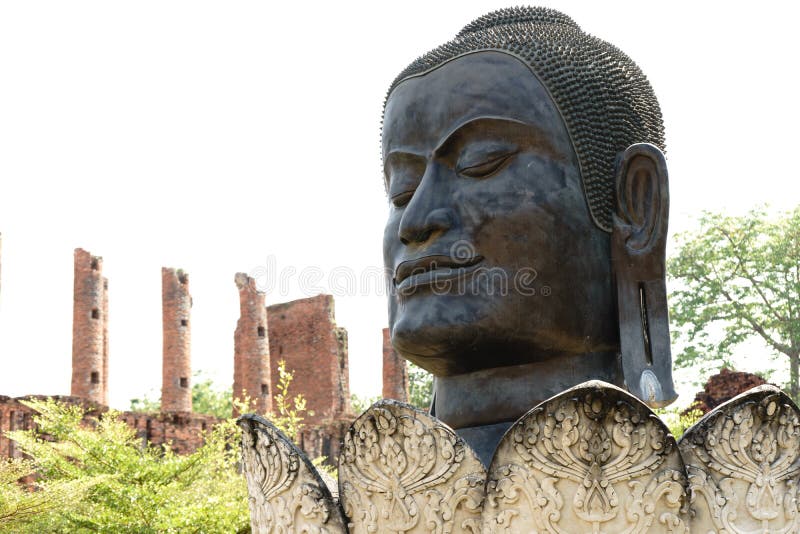 Buddhahuvudet lokaliserade en av den ursnygga Ayutthaya blicken royaltyfria foton Buddhahuvudet lokaliserade en av den ursnygga Ayutthaya blicken royaltyfria foton