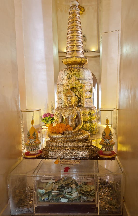 Buddhastaty inom det guld- berget i Bangkok arkivfoto Buddhastaty inom det guld- berget i Bangkok arkivfoto