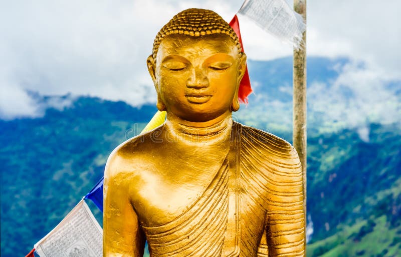 Buddhastaty överst av det lilla Adams maximumet i Ella, Sri Lanka arkivbild Buddhastaty överst av det lilla Adams maximumet i Ella, Sri Lanka arkivbild