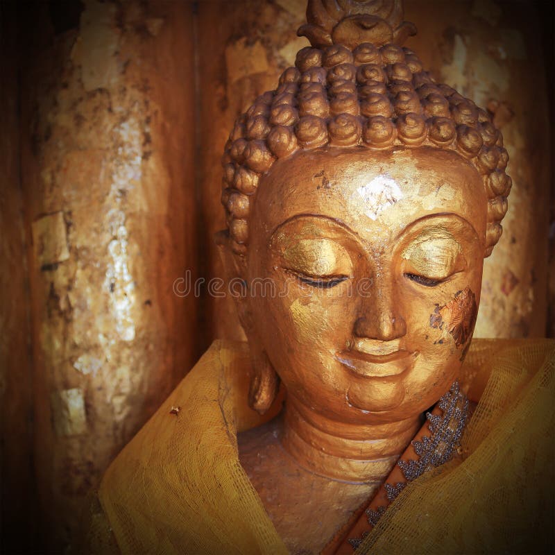 Buddhastatyskulptur med den guld- framsidan fotografering för bildbyråer Buddhastatyskulptur med den guld- framsidan fotografering för bildbyråer