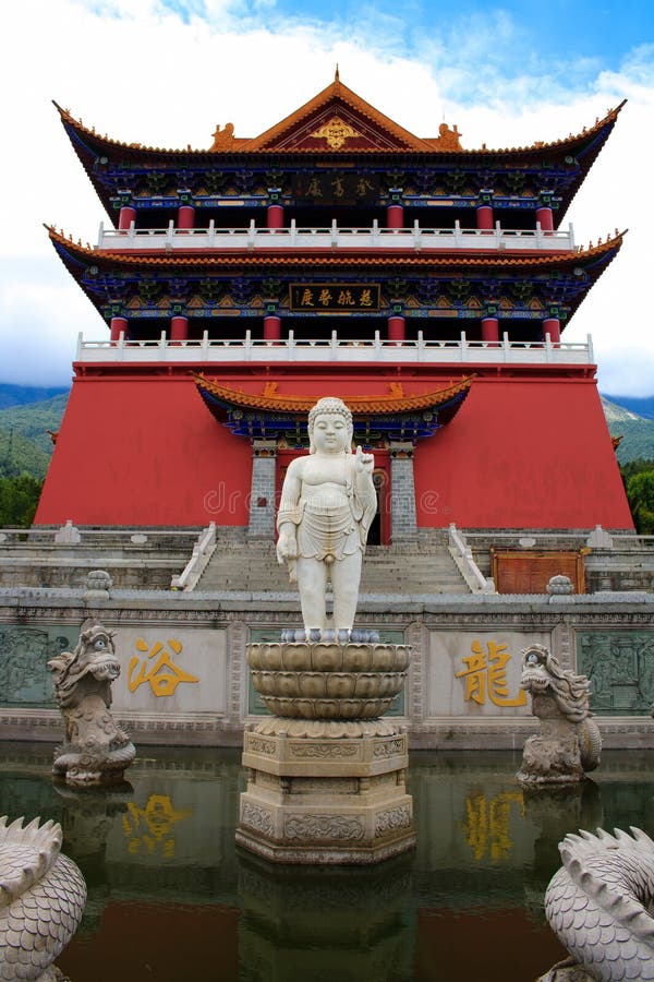 The Buddhist pavilion and Little Buddha statue in Chongshen monastery.