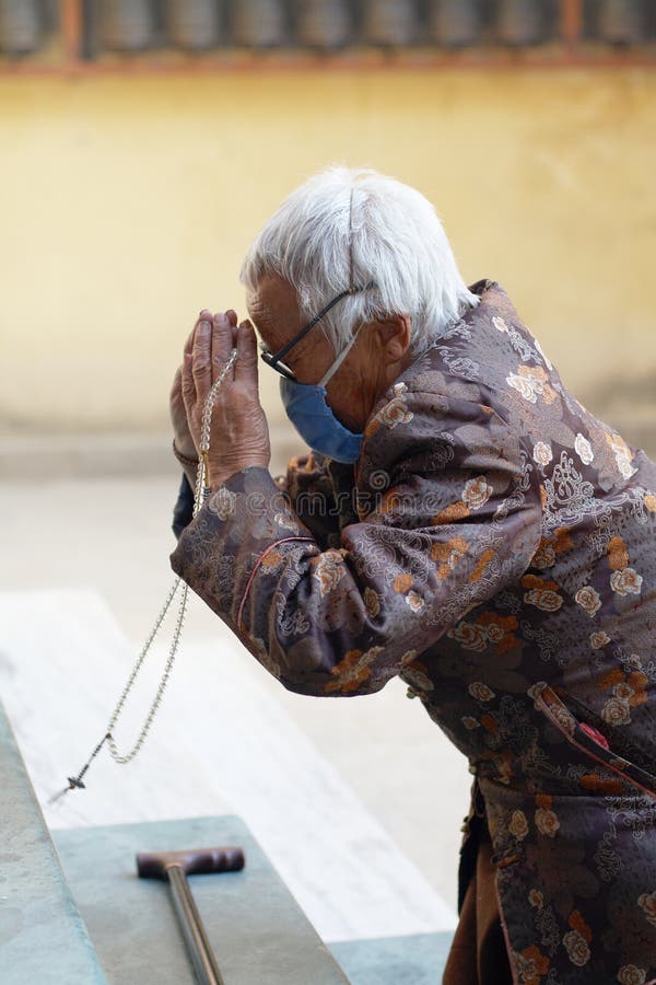Buddhistische betende Frau lizenzfreie stockfotos Buddhistische betende Frau lizenzfreie stockfotos