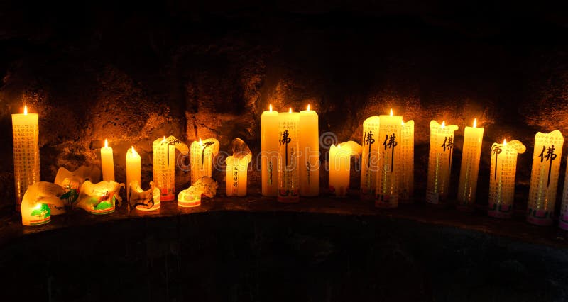 Buddhistischer Altar Mit Kerzen an Gwaneumsa-Tempel in Jeju-Insel Stockfoto  - Bild von altar, geschichte: 79575604