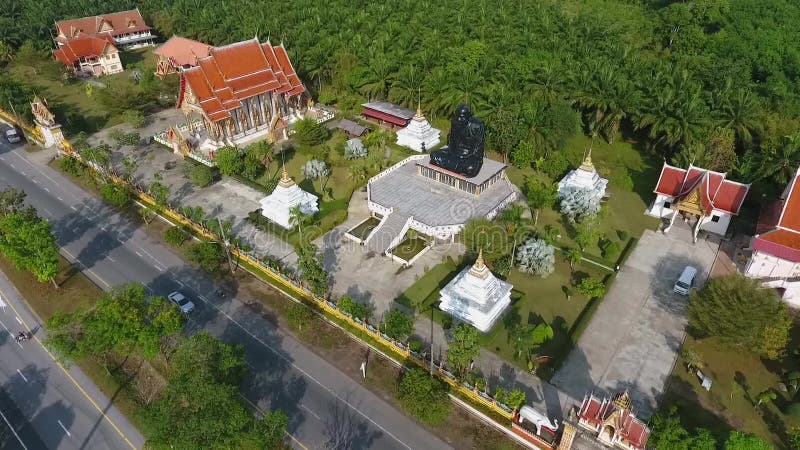 Buddhistischer Tempel mit meditierendem Benediktinermönch Statue Phangnga-Provinz, Thailand HD-Vogelperspektive stock footage