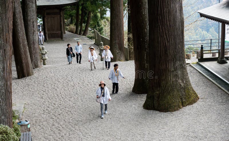 Buddhistiska pilgrimer som kommer in i Shosanji, tempel nummer 12 av skeppoku pilgrimage fotografering för bildbyråer Buddhistiska pilgrimer som kommer in i Shosanji, tempel nummer 12 av skeppoku pilgrimage fotografering för bildbyråer