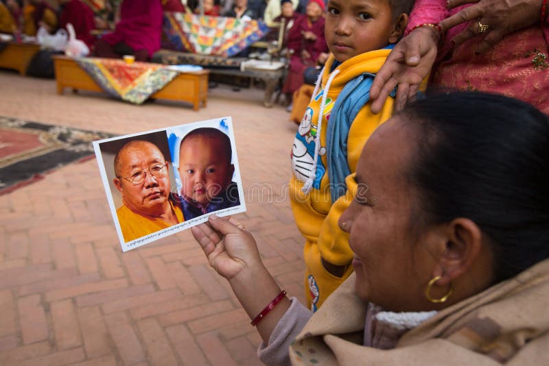 Buddisten vallfärdar nära stupaen Boudhanath under festliga Puja av H.H. Drubwang Padma Norbu Rinpoches reinkarnation royaltyfria bilder Buddisten vallfärdar nära stupaen Boudhanath under festliga Puja av H.H. Drubwang Padma Norbu Rinpoches reinkarnation royaltyfria bilder