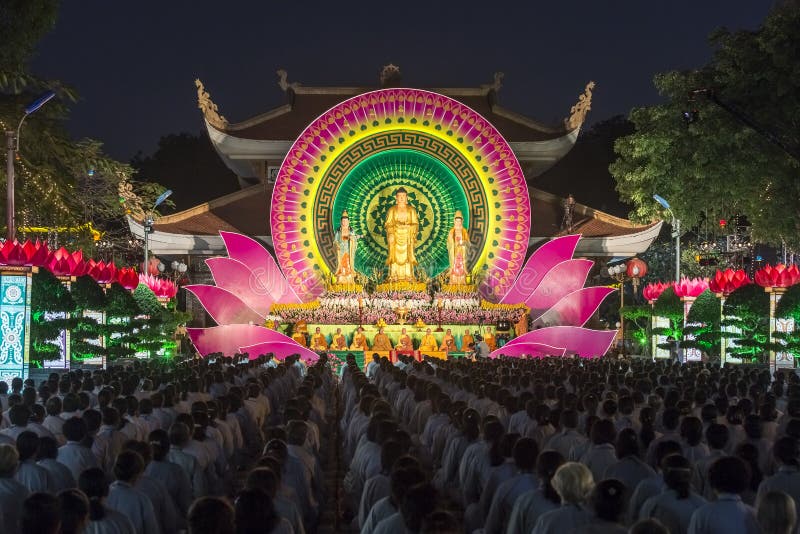 Buddisti verso la fase durante la notte Buddha Amitabha di cerimonia fotografie stock Buddisti verso la fase durante la notte Buddha Amitabha di cerimonia fotografie stock