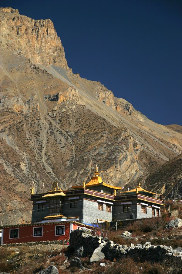 Buddistisk kloster i högland av Nepal nära Tibet arkivfoton Buddistisk kloster i högland av Nepal nära Tibet arkivfoton