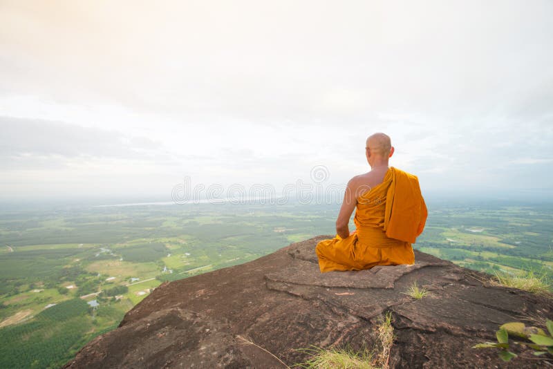 Buddistisk munk i meditation på den härliga naturen royaltyfri foto Buddistisk munk i meditation på den härliga naturen royaltyfri foto