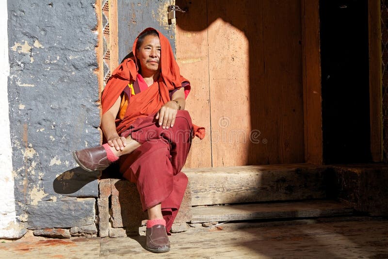 Buddistisk munk på Jakaren Dzong, Jakar, Bhutan royaltyfri fotografi Buddistisk munk på Jakaren Dzong, Jakar, Bhutan royaltyfri fotografi