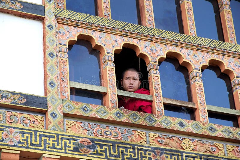 Buddistisk munk på Kurjeyen Lhakhang, Bhutan royaltyfri bild Buddistisk munk på Kurjeyen Lhakhang, Bhutan royaltyfri bild