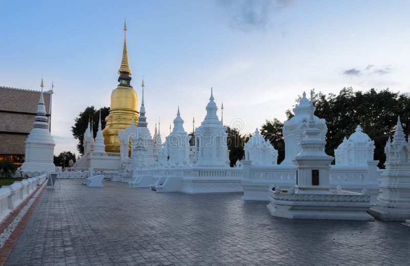 Buddistisk tempel av Wat Suan Dok på skymning i Chiang Mai som är thailändsk arkivbilder Buddistisk tempel av Wat Suan Dok på skymning i Chiang Mai som är thailändsk arkivbilder