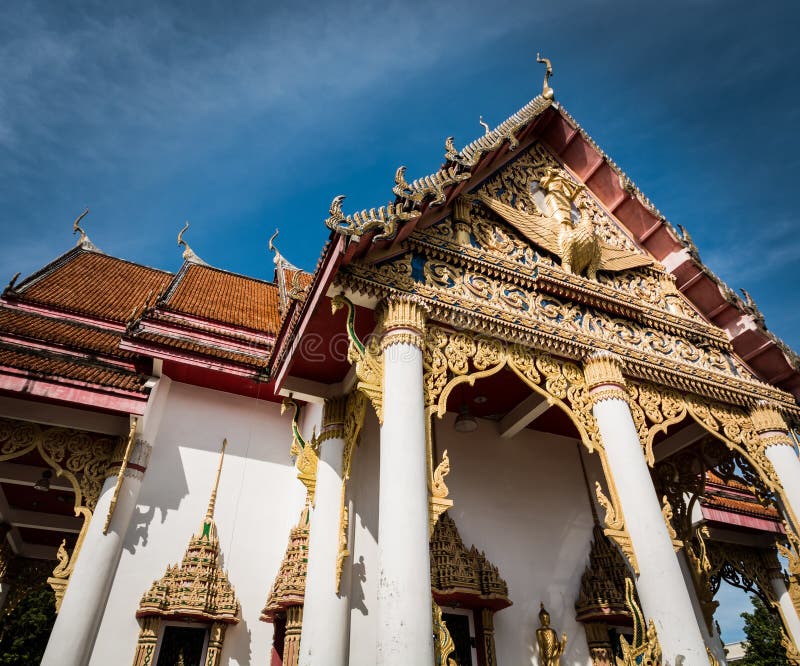 Buddistisk tempel med blå himmel arkivbilder Buddistisk tempel med blå himmel arkivbilder