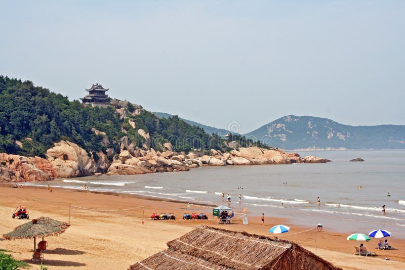 Buddistisk tempel som står högt ovanför stranden på den Putuo ön, Kina arkivfoto Buddistisk tempel som står högt ovanför stranden på den Putuo ön, Kina arkivfoto