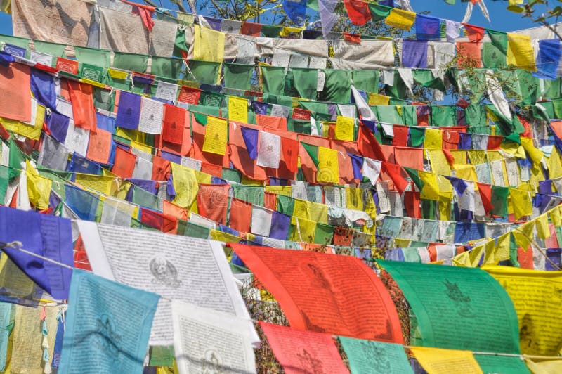 Buddistiska bönflaggor i Dharamshala, Indien royaltyfria foton Buddistiska bönflaggor i Dharamshala, Indien royaltyfria foton
