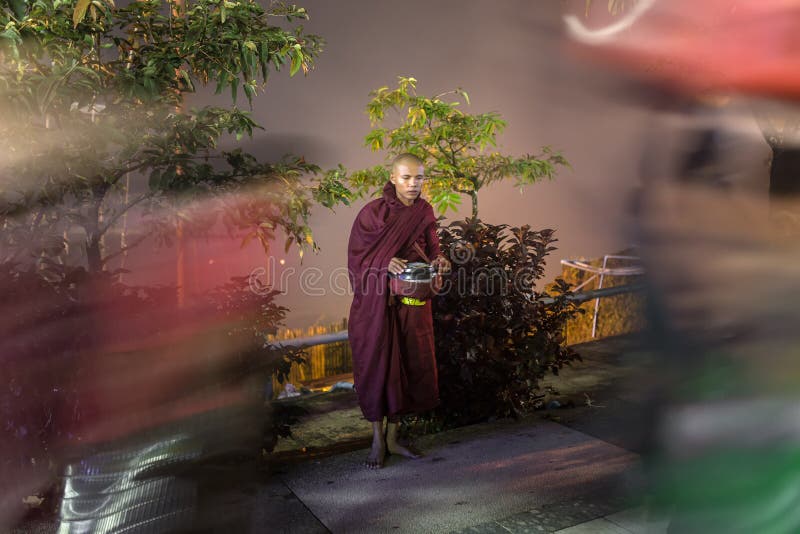 Buddistiskt munkar som samlar allmosa och offerings på gatorna nära den Kyaiktiyo pagoden, eller guld- vaggar, Myanmar royaltyfri foto Buddistiskt munkar som samlar allmosa och offerings på gatorna nära den Kyaiktiyo pagoden, eller guld- vaggar, Myanmar royaltyfri foto