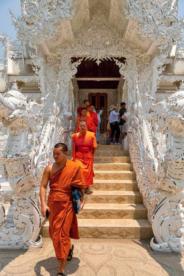 Buddyjscy mnisi schodami ze świątyni w Wat Rong Khun Tajlandia fotografia stock