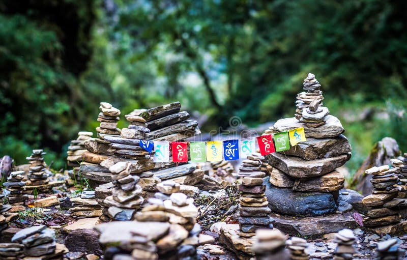 Buddyjska mantra na stubarwnych flaga w himalajach na Annapurna obraz stock Buddyjska mantra na stubarwnych flaga w himalajach na Annapurna obraz stock
