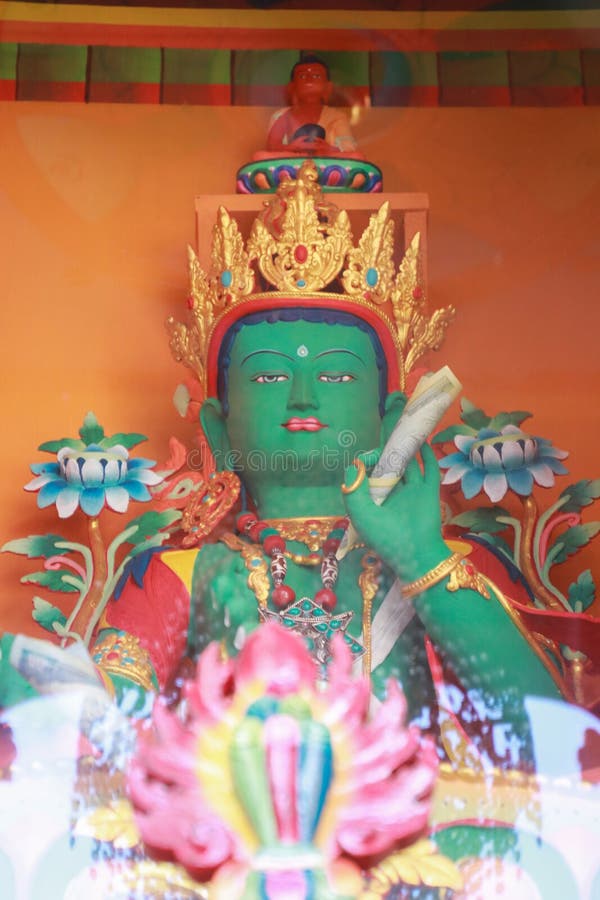 Buddyjski bóg w nimche monastry w Namche Bazaar, słynne miejsce dla turystów podczas obozu Everest w Nepalu zdjęcia royalty free