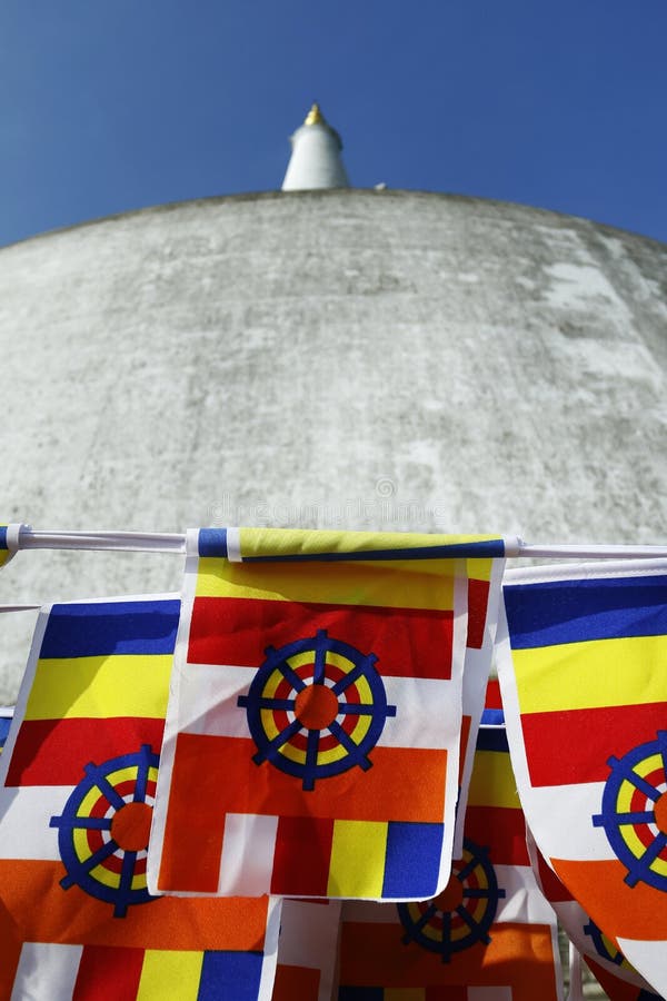 Buddysta flaga, Buddyjska stupa w sri lance, zdjęcie royalty free Buddysta flaga, Buddyjska stupa w sri lance, zdjęcie royalty free