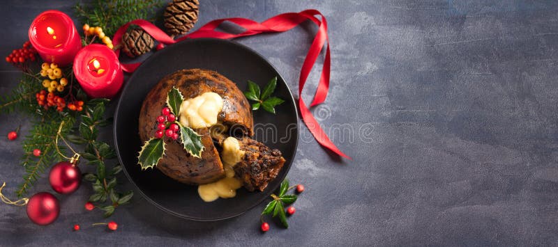 budino di Natale decorato con spruzzo di santa bellezza decorazioni di Natale fotografie stock libere da diritti budino di Natale decorato con spruzzo di santa bellezza decorazioni di Natale fotografie stock libere da diritti