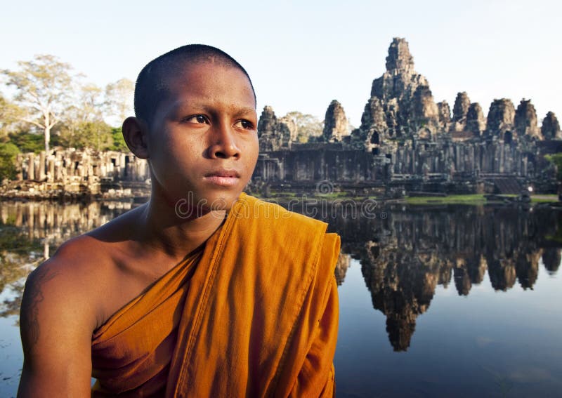 Budismo antigo que contempla a monge Cambodia Concept