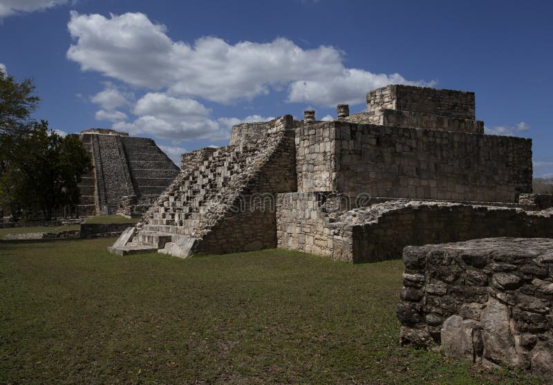 budowa i piramida w ruinach Majapanu w Meksyku