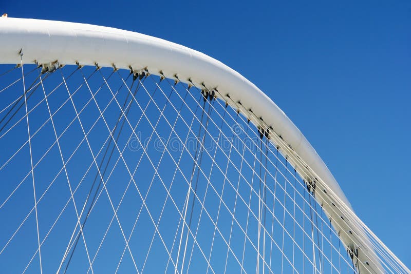 A curved suspension supporting a construction with metallic cords. A curved suspension supporting a construction with metallic cords