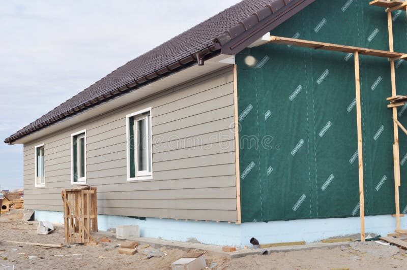 Budować domowy z ścienną izolacją, waterpfoof błoną, izolacją z styrofoam, plastikową popierać kogoś, guttering i fundacyjnego obraz stock