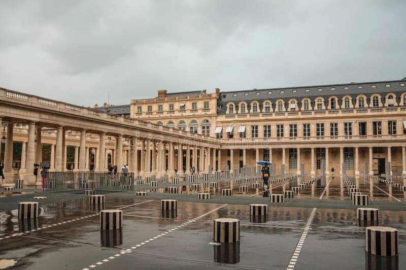 Budować i wewnętrzny podwórze na deszczowym dniu przy palais royal w Paryż zdjęcie royalty free Budować i wewnętrzny podwórze na deszczowym dniu przy palais royal w Paryż zdjęcie royalty free