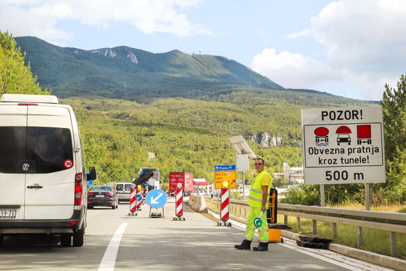 budowy przykopu instalacyjne drogowe pracy Odświeżanie na autostradzie Drogowa maszyneria przy budową Znaki i sygnalizować zdjęcie royalty free budowy przykopu instalacyjne drogowe pracy Odświeżanie na autostradzie Drogowa maszyneria przy budową Znaki i sygnalizować zdjęcie royalty free