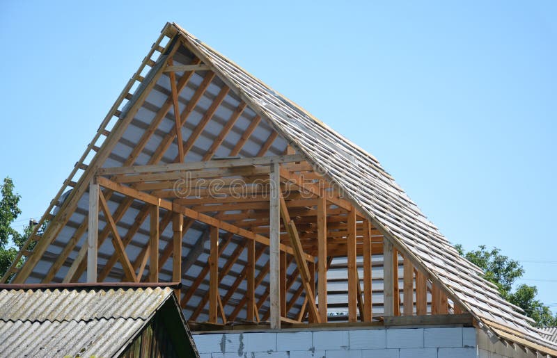Budujący domowego attyka zadasza budowę z trusses, drewniani promienie, waterproofing memmbrane obrazy royalty free
