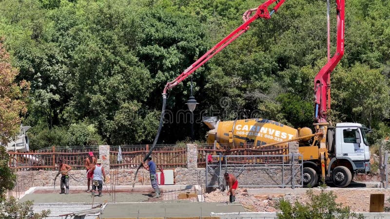 Budva montenegro 4 novembre 2023 : operai versano le fondamenta nel cantiere con una pompa di calcestruzzo