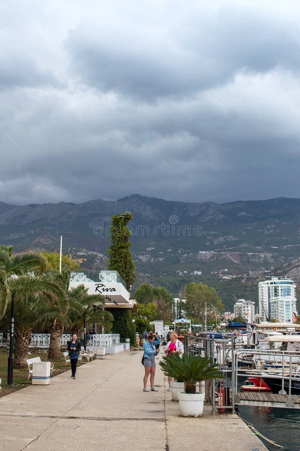 Budva/Montenegro - September 2017: port med fartyg och yachter som parkeras i hamn av det Budva Adriatiskt havet på en stormig da royaltyfria bilder Budva/Montenegro - September 2017: port med fartyg och yachter som parkeras i hamn av det Budva Adriatiskt havet på en stormig da royaltyfria bilder