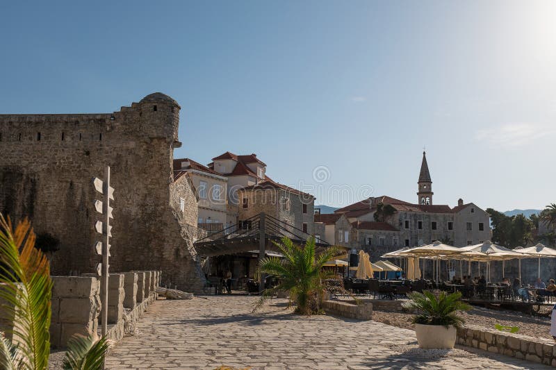 Budva stone Street w średniowiecznym miasteczku kraju śródziemnomorskiego.