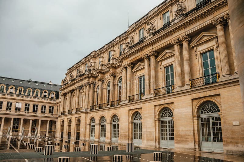 Budynek fasada i wewnętrzny podwórze z ludźmi na deszczowym dniu przy palais royal w Paryż zdjęcia royalty free Budynek fasada i wewnętrzny podwórze z ludźmi na deszczowym dniu przy palais royal w Paryż zdjęcia royalty free