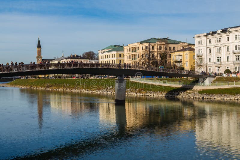 Budynek i Makartsteg most w Salzburg podczas dnia obraz stock