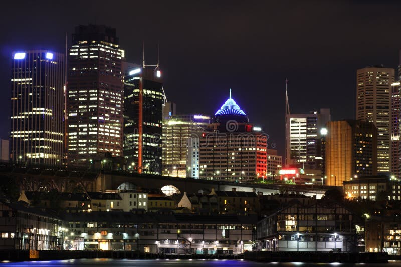 Budynków miasta domy zaświecali Sydney
